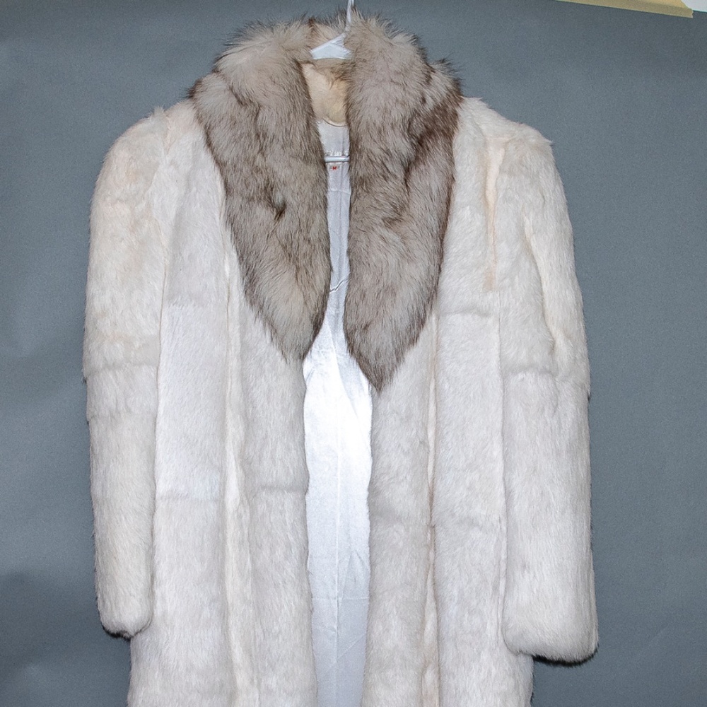 PRICE DROP!!  BEAUTIFUL VINTAGE WHITE RABBIT FUR COAT WITH FOX FUR COLLAR